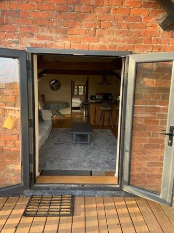 Beautiful Converted Coach House For Two Apartment *